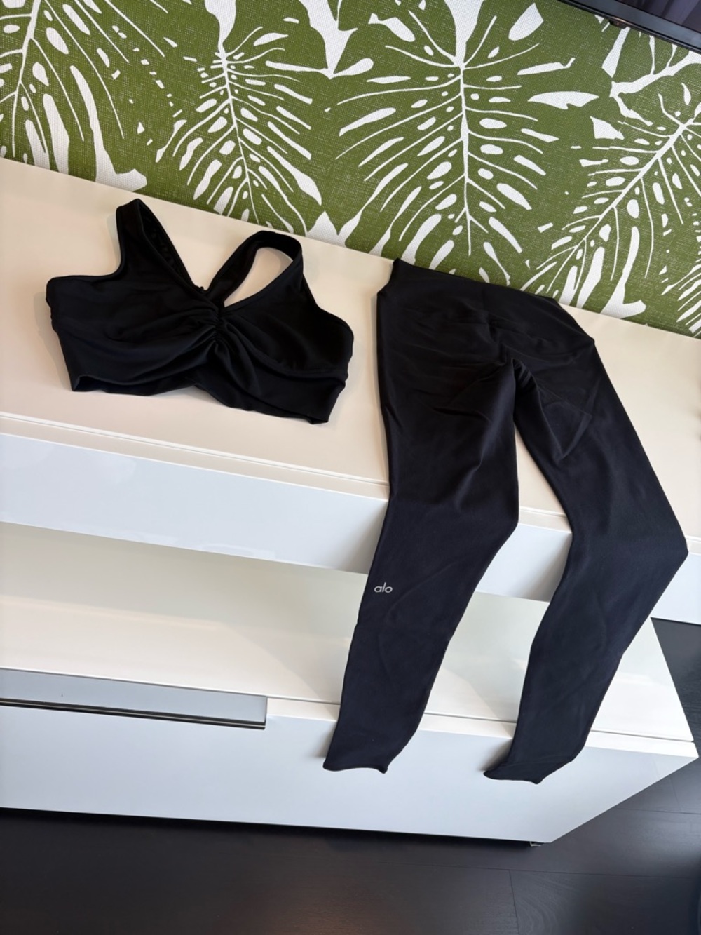 Two piece ALO Yoga Black Active top & legging set🖤